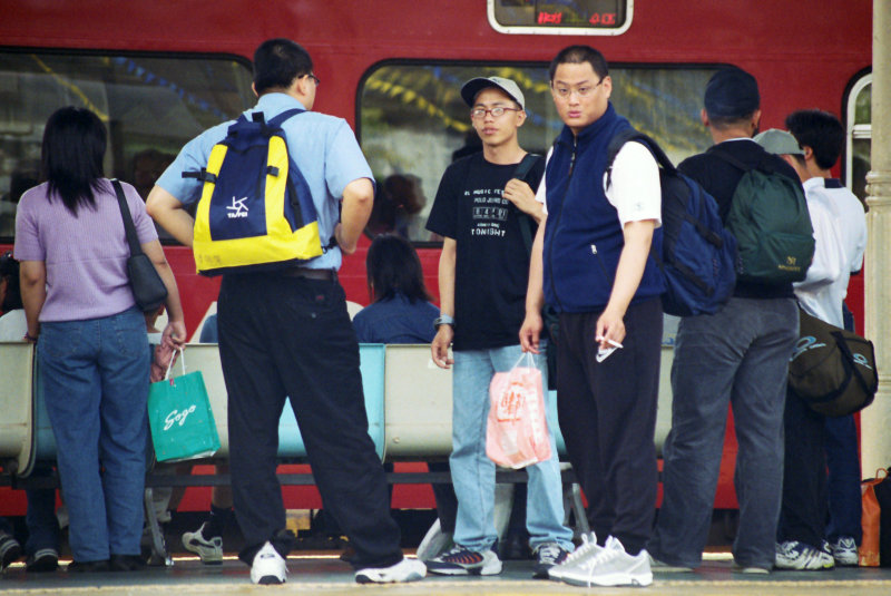 台灣鐵路旅遊攝影台中火車站月台旅客2002年之前攝影照片70